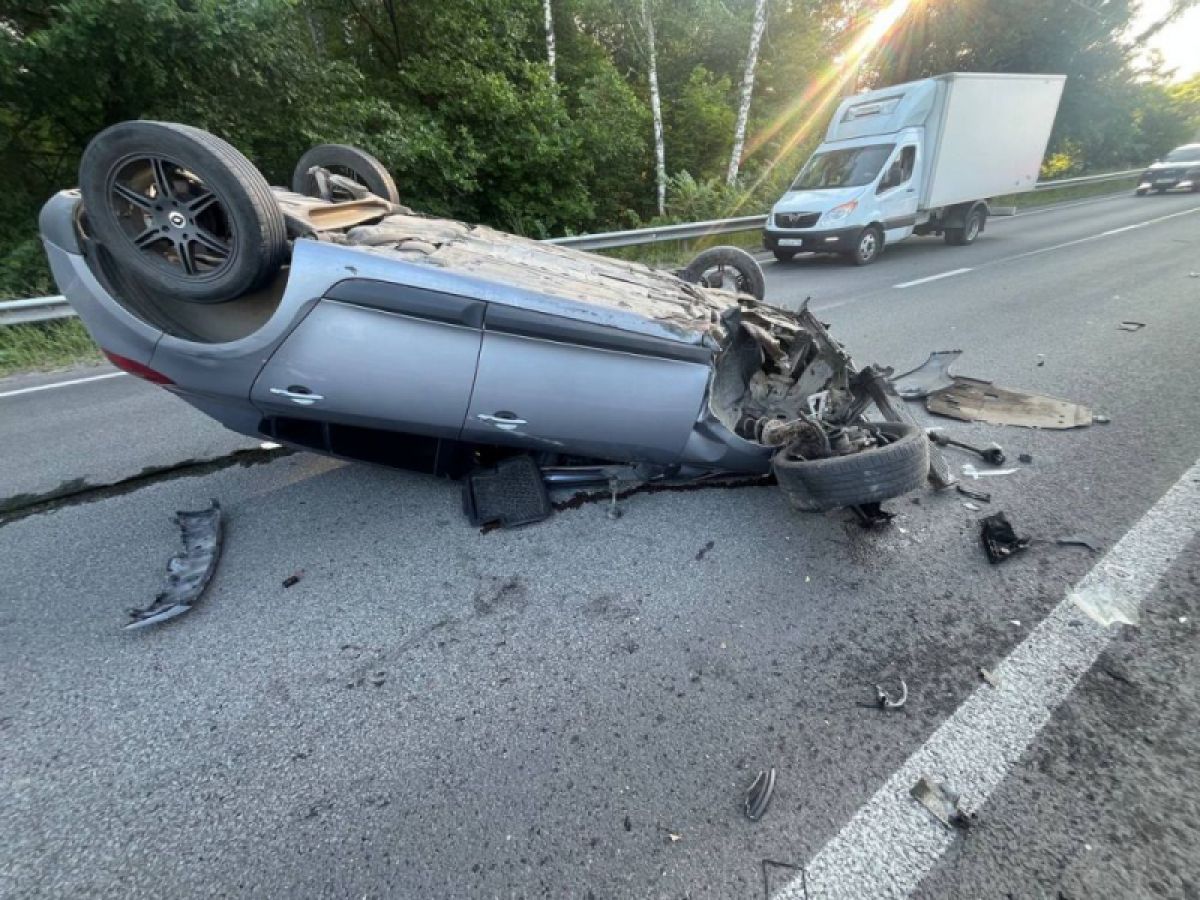 Во Владимирской области произошло сразу два ДТП с опрокидыванием авто Одна авария произошла на трассе «Киржач-Александров». Автомобилист не справился с управлением, съехал в кювет, врезался в дерево и опрокинулся. Он погиб. Другое ДТП получилось в Гороховецком районе. Там обошлось без летальных случаев, однако автомобилистка пострадала. ↗ Прислать новость Подписаться