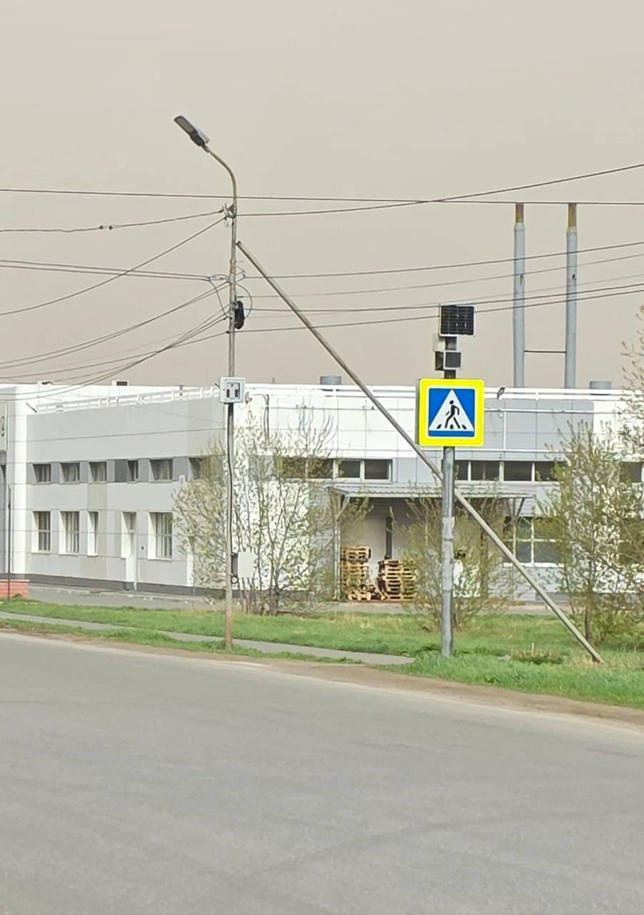 На дороги Омской области вернулись мобильные комплексы для фиксации нарушений ПДД. В апреле 2025 года на опасных участках федеральных и региональных дорог установлены 22 передвижных комплекса фиксации нарушений, которые работают круглосуточно. Современное программное обеспечение этих комплексов не только фиксирует превышение скорости, но и позволяет выявлять нарушения, связанные с использованием ремней безопасности и мобильных телефонов во время вождения. Штрафы уже разосланы более 5 тысячам нарушителей, многие из которых были пойманы за превышением скорости. Одним из таких водителей стал мужчина на «Тойоте Камри», который 10 раз попал в объектив камеры за превышение разрешенной скорости. Сумма его штрафов превысила 20 тысяч рублей. : Омская полиция Подписаться Написать в редакцию