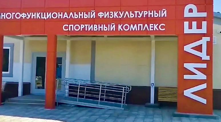 Прокурор Татищевского района Дмитрий Ковылин с выходом на место проверил ход работ по устранению недостатков, выявленных в ходе эксплуатации спортивного сооружения.   Так, в ходе эксплуатации физкультурно-оздоровительного центра, построенного в 2024 году на территории ЗАТО п. Светлый, были выявлены повреждения напольного покрытия, требующие его полной замены.   Прокуратурой скоординирована работа заказчиков в лице управления капитального строительства региона, администрации городского округа ЗАТО Светлый и подрядной организации.   В настоящее время подрядчик приступил к выполнению работ, ход и результаты выполнения которых находятся на контроле в прокуратуре района.