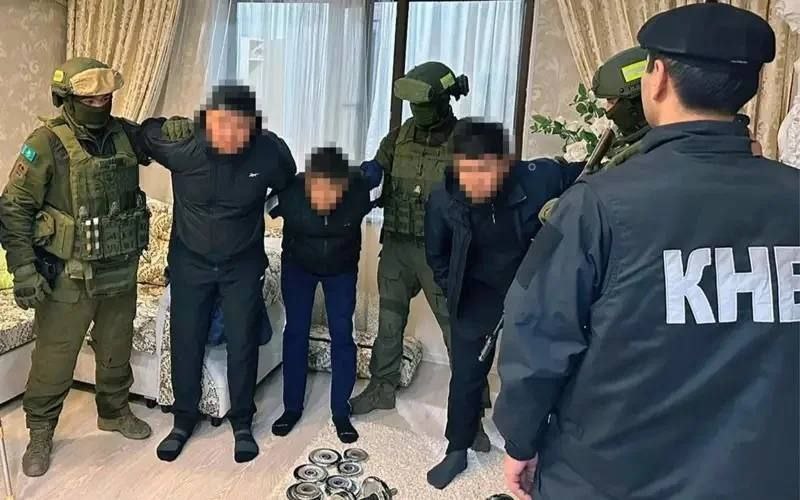 КНБ закрыл въезд в Казахстан 3,5 тыс. подозреваемым в терроризме Комитета нацбПо данным КНБ, на сегодня пресечены попытки въезда 246 иностранцев, связанных с террористической деятельностью. Также выявлены 16 человек, находившихся в международном розыске за терроризм и религиозный экстремизм и обнаружены около 800 мигрантов, поддерживающих радикальные идеи — в их отношении приняты меры к депортации. Всего с начала года в Казахстан ограничен въезд для 3,5 тыс. лиц, причастных к экстремистской деятельности.