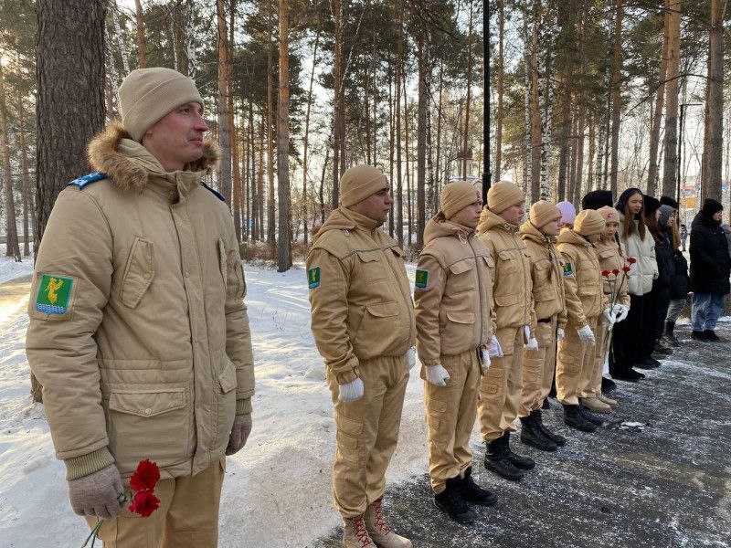 В Ангарске почтят память погибших в Афганистане земляков 15 февраля в парке Победы расположенном в 12а микрорайоне пройдет традиционный митинг приуроченный ко Дню памяти россиян исполнявших свой долг за пределами страны Начало мероприятия в 12 00 Участники митинга почтят память воинов минутой молчания и возложат цветы к мемориальной плите В мероприятии примут участие ветераны афганской войны представители общественных организаций военнослужащие волонтёры руководители округа а также студенты и кадеты Об этом сообщили в отделе по молодежной политике Комитета по культуре и молодежной политике администрации Ангарского округа В этом году отмечается 37 я годовщина вывода советских войск из Демократической Республики Афганистан