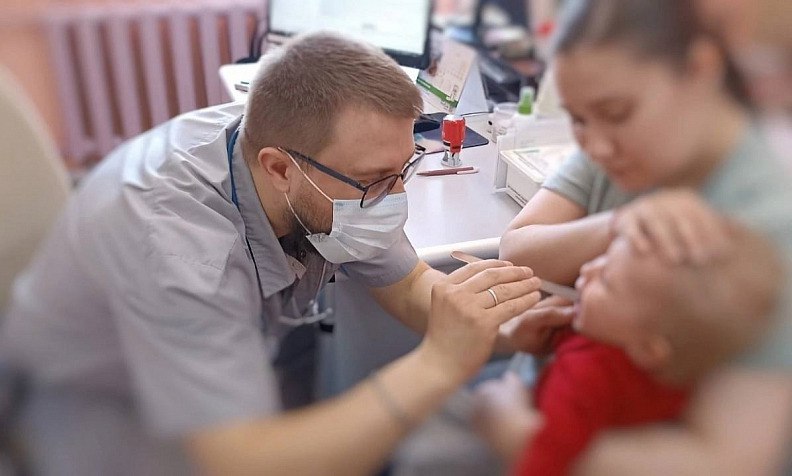 В Нижневартовске ученики девяти классов из девяти школ перешли на дистанционное обучение из-за роста заболеваемости ОРВИ и пневмонией. Учебные заведения уже организовали все необходимое для этого. Эпидситуация стабильная, ведется мониторинг, сообщил Юрий Шитиков.  По данным Роспотребнадзора за неделю с 7 по 13 октября, среди детей от 3 до 6 лет зарегистрировано 404,3 случаев ОРВИ на 10 тысяч. Увеличилась заболеваемость пневмониями.