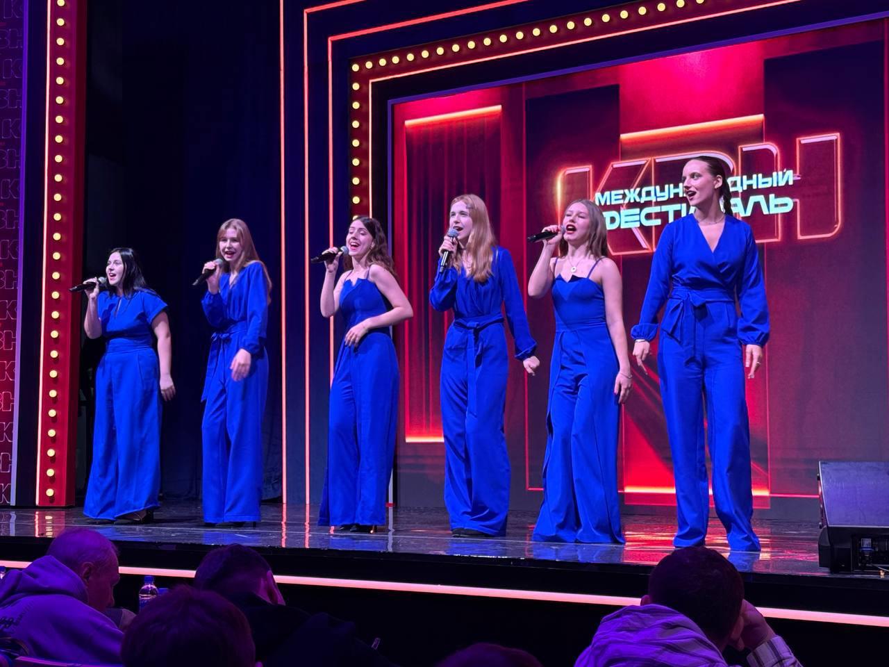 Скадовская команда КВН Рука в синице прибыла в Сочи для участия в 37 м Международном фестивале команд КВН Команда уже несколько лет успешно представляет наш регион В ее составе действующие и бывшие ученики Скадовских школ 1 и 3 рассказали в Администрации округа Ранее команда одержала победу на Летнем и Зимнем кубках КВН которые проходили в Краснодаре ПОДПИСАТЬСЯ НА ТАВРИЮ