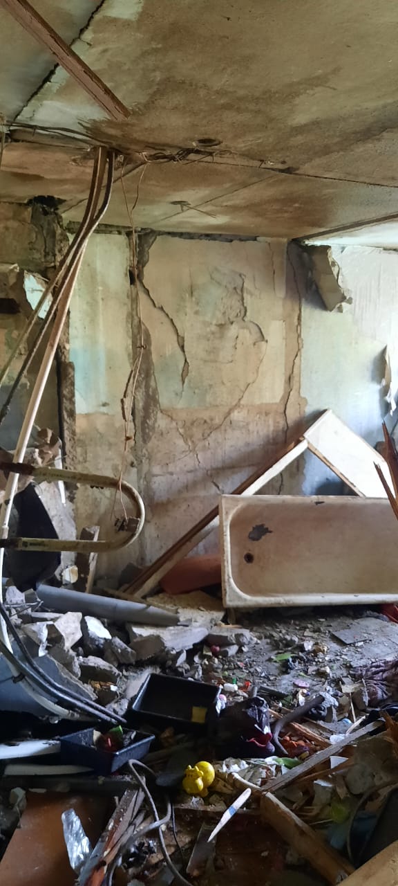 В Белогорском районе в одной из квартир жилого дома взорвался водонагреватель Происшествие зафиксировали в с. Пригородное утром 11 июля. На месте происшествия работает поисково-спасательная группа из Белогорска ПСГ Белогорск . Известно, что в квартире проживают 4 человека. Один мужчина получил травмы, его госпитализировали на скорой помощи в районную больницу. Медики осмотрели и молодую семью с ребенком – никто из них не пострадал. Семья временно разместилась у соседей. Жилое помещение повреждено по всей площади. Также пострадали две квартиры по стояку. Причины взрыва водонагревателя устанавливаются. «Неисправность газового или электрического оборудования может привести к трагическим последствиям. Регулярно проверяйте состояние приборов и соблюдайте технику безопасности: следите за исправностью газовых и электрических приборов, не экономьте на обслуживании техники», - призвали спасатели. Реклама