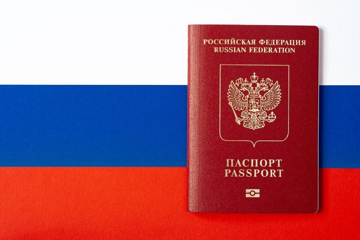 Нужно ли менять загранпаспорт ребенка при изменении его внешности У детей быстро меняются внешние данные, поэтому у многих родителей возникает вопрос: а надо ли менять загранпаспорт, если ребенок не похож на фото в этом документе? В МВД России разъяснили эту ситуацию. По информации ведомства, заграничный паспорт несовершеннолетнего в период срока действия документа не нужно менять при изменении внешности его владельца. «Изменение внешности несовершеннолетнего ребенка не влечет за собой обязанности его законного представителя в период срока действия заграничного паспорта произвести его замену. Административная ответственность за использование такого документа не предусмотрена», – прокомментировали в МВД. #Дельфин #дети #загранпаспорт #длявашихтуристов