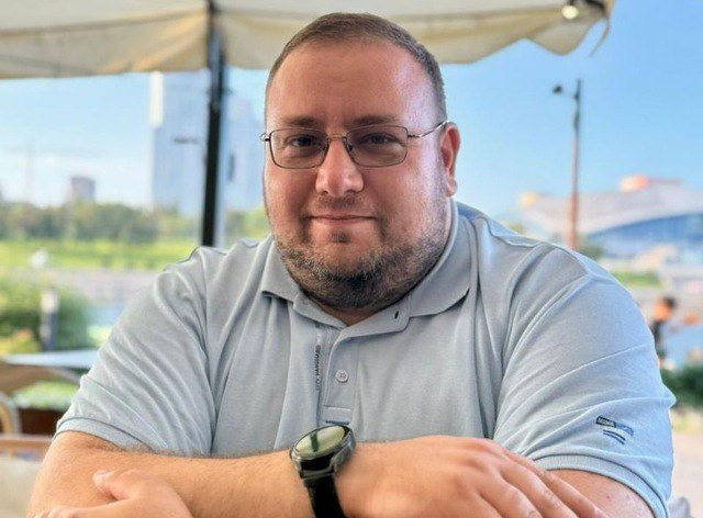 Комитет дорожного хозяйства Челябинска возглавил Николай Юхарин Председателем городского Комитета дорожного хозяйства назначен Николай Юхарин С апреля 2025 года он временно исполнял обязанности главы ведомства В Комитете Николай Юхарин работает уже около шести лет с 2020 года За это время он поднялся по карьерной лестнице от руководителя техотдела до заместителя председателя Образование Николай Юхарин получил в Южно Уральском государственном университете окончив его в 2015 году по специальности Подъемно транспортные строительные дорожные машины и оборудование Трудовую деятельность начал еще в 2011 м дорожным рабочим С 2015 года получил должность инженера а позже стал начальником производственно технического отдела в МКУ Дорстройконтроль города Челябинска В 2020 м перешел в КДХ Подписаться на vecherchel Голосовать за канал