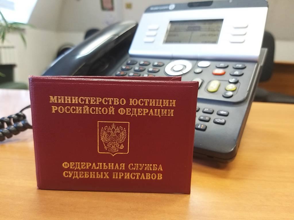 Банк оплатил 100 тысяч рублей за нарушение законодательства На сотовый телефон мужчины поступило более 170 звонков и смс сообщений за пару месяцев с требованием вернуть долг  С заявлением в ГУФССП России по Свердловской области обратился житель Дегтярска согласно объяснению между ним и банком заключен кредитный договоров по которому образовалась задолженность  Оценив в совокупности материалы дела об административном правонарушении специалистами отдела контрольно надзорной и разрешительной деятельности ГУФССП России по Свердловской области проведена проверка В ходе проверки установлено что Банк осуществлял деятельность по возврату просроченной задолженности с нарушением требований Федерального закона 230 ФЗ Также предоставленная банком информация не совпадала с детализацией телефонных соединений что указывает на попытку сокрытия состава административного правонарушения Заместителем руководителя Главного управления Федеральной службы судебных приставов по Свердловской области банк привлечен к административной ответственности по ч 1 ст 14 57 КоАП РФ с назначением штрафа в размере 100 тыс рублей Директору организации было разъяснено что в соответствии с ч 1 ст 32 2 КоАП РФ штраф должен быть уплачен не позднее 60 дней неуплата штрафа в срок предусмотренный законом влечет наложение административного штрафа в двукратном размере суммы неуплаченного штрафа Штраф погашен в полном объеме
