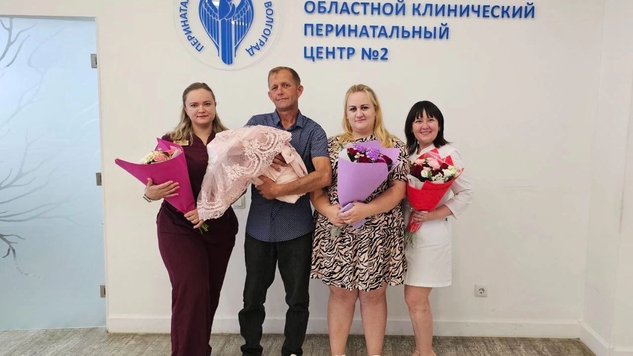Волгоградская дюймовочка с весом 720 граммов победила судьбу Девочка Даша родилась на 25 неделе беременности ее матери. Она весила всего 720 граммов, но смогла победить все трудности. Благодаря профессионализму и заботе врачей Волгоградского перинатального центра №2, малышка окрепла, набрала вес и вернулась домой к семье. Три долгих месяца Даша провела в стационаре, окруженная заботой мамы и медиков. Врачи провели лазерную коагуляцию сетчатки, гемотрансфузии, обеспечили респираторную поддержку, а месяц малышку выхаживали в отделении патологии новорожденных. Каждый день здесь боролись за жизнь и здоровье маленькой Дарьи — и победили. Подписаться
