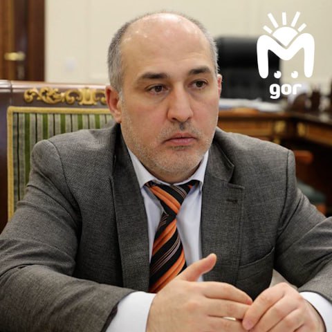 Управляющего отделением Центробанка в Ингушетии подозревают в хищении оборудования на 4 миллиона По версии следствия Магомед Бек Ужахов узнал что его родственник и коллега отжал у банка мобильную рабочую станцию Но сообщать в главное управление и увольнять родного человечка не стал А потом велел оформить бумаги так будто пропавшая техника на месте Документы нарисовали имущество списали и всё выглядело законно Ущерб банка больше 4 миллионов Ужахова арестовали на два месяца Подписывайся на Mash Gor