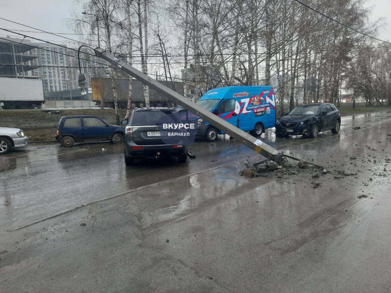 ДТП на малом Павловском тракте. Водитель снес столб и зацепил два автомобиля  Авария произошла 14 апреля около 17:20 в районе дома №305. По предварительным данным, водитель Mitsubishi Outlander  женщина, 1983 г.р. , двигаясь по второстепенной дороге, столкнулась с автомобилем Mazda CX-5, за рулём которого был мужчина 1980 года рождения, сообщает Госавтоинспекция.  От удара Mazda врезалась в столб, а Mitsubishi по инерции зацепила ГАЗ Next, ехавший в попутном направлении.  Один человек обратился за медицинской помощью.  Видео и фото: "В курсе 22"