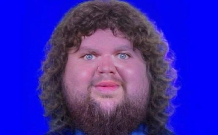 Вице президент США Джей Ди Вэнс повторил мем с самим собой на Хэллоуин Счастливого Хэллоуина дети Не забудьте сказать спасибо когда будете выпрашивать сладости сказал Вэнс Весной мем завирусился как часть тренда JD Vance Face Edits Тогда пользователи массово фотошопили его лицо Некоторые даже шутили что забыли как на самом деле выглядит вице президент Фраза не забывайте говорить спасибо вероятно отсылает ко встрече в Белом доме с Владимиром Зеленским Тогда Вэнс обвинил президента Украины в неблагодарности