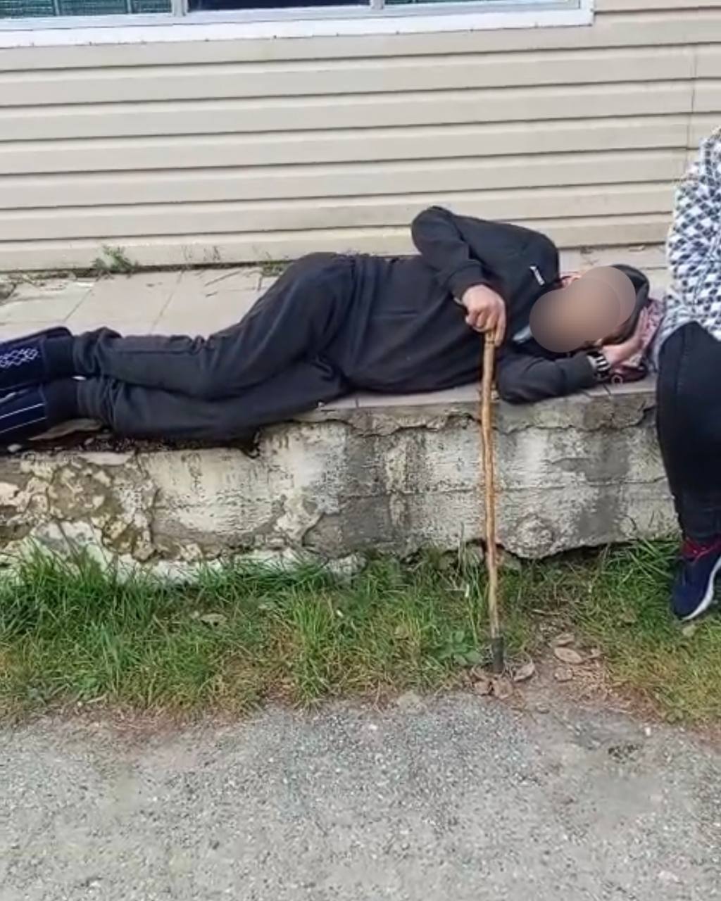 Умер мужчина который вчера дожидался медицинской помощи лежа на бетонной отмостке у дверей приемного покоя хирургического отделения Зейской больницы сообщила падчерица покойного в соцсетях Официальной информации о произошедшем пока нет
