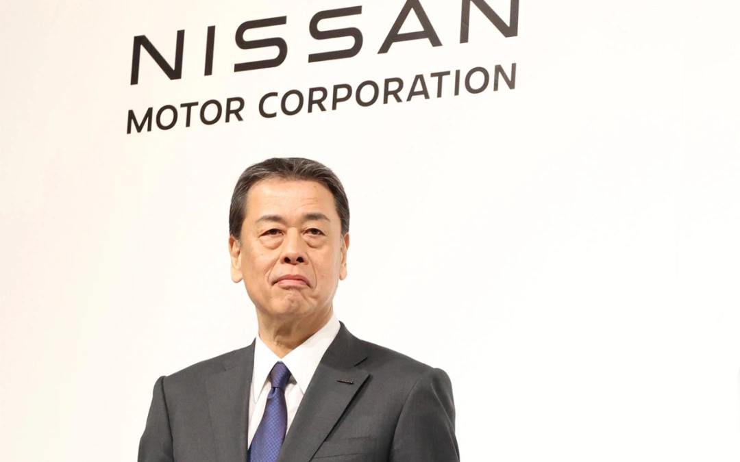 Honda потребовала сместить генерального директора Nissan. Что происходит:  Honda возобновит переговоры о слиянии в случае, если генеральный директор Nissan Макото Учида уйдет в отставку, сообщает Financial Times.  На прошлой неделе переговоры о слиянии двух японских автопроизводителей прекратились, за их отмену проголосовали советы директоров обеих компаний.  Инициатором завершения переговоров выступил Nissan. Компания заявила, что не хочет быть дочерней структурой Honda — она планировала войти в единый холдинг на равных правах.