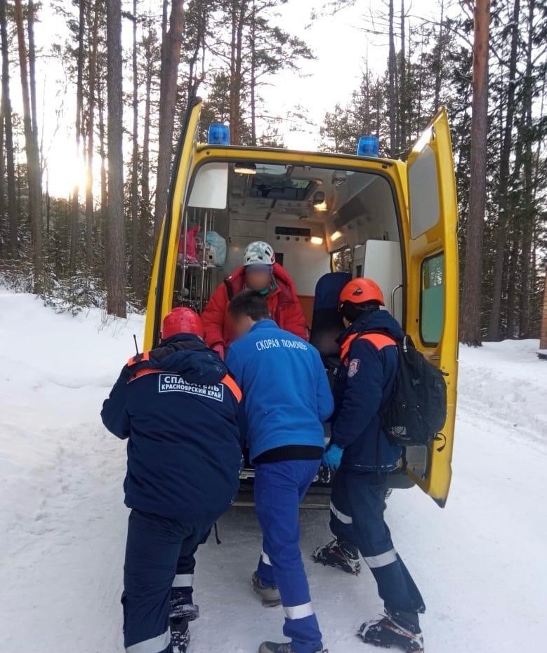 Спортсменка из Новосибирска получила травму в нацпарке «Красноярские Столбы»   Это произошло во время чемпионата Красноярского края по альпинизму. У 30-летней девушки при подъеме выпала искусственная точка опоры, и она сорвалась с трассы на Первом Столбе. Спортсменка повисла на страховочной веревке и повредила ногу.  Первую помощь ей оказали красноярские спасатели, затем на носилках доставили до перевала, а далее на автомобиле увезли до улицы Свердловской, где передали врачам.  Фото: КГКУ «Спасатель»