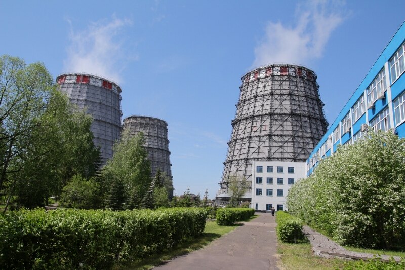 Омская ТЭЦ 5 может вынужденно приостановить работу Сибирское управление Ростехнадзора провело внеплановую проверку ТЭЦ 5 которая входит в состав АО ТГК 11 Как уточнили в ведомстве выявлено 65 нарушений требований промышленной безопасности По итогам рейд составлен протокол по ч 1 статьи 9 1 КоАП РФ Нарушение требований промышленной безопасности или условий лицензий на осуществление видов деятельности в области промышленной безопасности опасных производственных объектов Материалы дела направлены в Центральный суд Омска для принятия возможного решения о приостановлении деятельности технических устройств входящих в состав ОПО котлоагрегаты ст 3 7 8 трубопровод коллектора пара