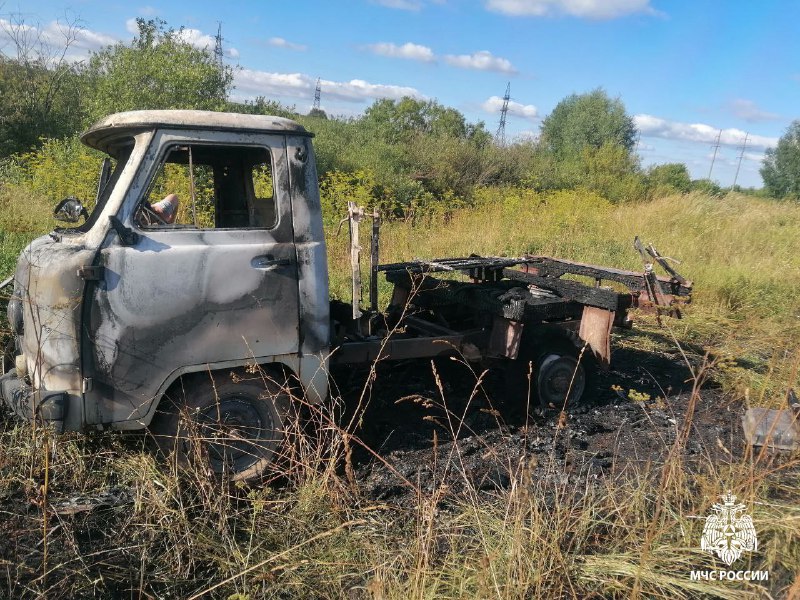 #МЧСзаНеделю: 8 автомобилей горели в Удмуртии  С 28 июля по 4 августа, по оперативным данным, пожарно-спасательные подразделения Удмуртии реагировали на 41 сообщение о пожарах, в том числе 3 ландшафтных. Участились пожары из-за неисправностей транспортных средств.   Неисправность систем, механизмов и узлов ТС:   28 июля - грузовой автомобиль «Хендай Портер» на объездной дороге в Завьяловском районе;   31 июля - грузовой автомобиль УАЗ 3303 в с. Малая Пурга;   31 июля – легковой автомобиль Газель «Некст» в Воткинске;  3 августа - легковой автомобиль ВАЗ 2108 в с. Завьялово.   Короткое замыкание:   3 августа - легковой автомобиль «Тойота Авенсис» на автодороге Алнаши-Варзи-Ятчи;  1 августа - седельный тягач FAW JH6 с прицепом в селе Алнаши;  2 августа - легковой автомобиль ВАЗ 2108 в Сарапуле.  В одном случае, произошедшем в Ижевске 30 июля, причина возгорания «Киа Рио» устанавливается.   МЧС России напоминает: поддерживай свой автомобиль исправном состоянии! Вовремя проходи необходимые профилактические осмотры, не откладывай ремонт «на потом». Особое внимание удели электрике и топливной системе.