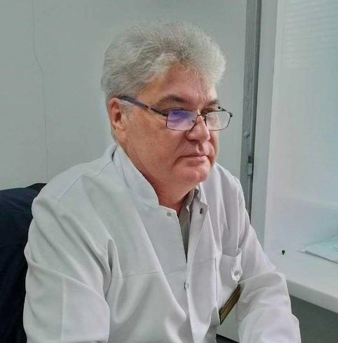 Врач спас утонувшую на Арахлее женщину. Константин Петров — врач-нарколог краевого наркодиспансера. Он работал 11 июля вместе с полицией на берегу озера. Под конец смены к нему подбежал мужчина и сказал, что женщина утонула и захлебнулась: Я, не думая, направился к автомобилю, где лежала пострадавшая без сознания. Быстро среагировал, оказал неотложную помощь. Через некоторое время женщина пришла в себя, смогла назвать своё имя. На место приехала реанимационная бригада и забрала девушку в больницу. Сейчас с ней все хорошо. — герой! По данным краевого Минздрава Подписаться