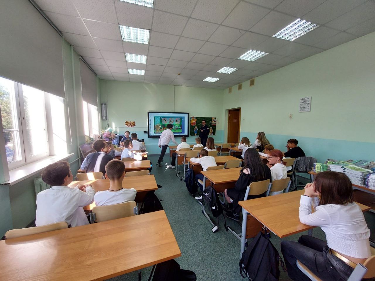 Уроки безопасности прошли в школах СЗАО В октябре во всех школах округа проходят традиционные уроки по основам безопасности жизнедеятельности Специалисты Департамента ГОЧСиПБ подготовили для школьников яркие и запоминающиеся презентации Ребятам напомнили что соблюдение правил безопасности основа спокойной и комфортной жизни Занятия были посвящены правилам поведения при пожаре на дорогах и на воде Школьникам также еще раз напомнили о номере экстренной службы 112 по которому нужно звонить в любой опасной ситуации Подписывайтесь на канал префектуры СЗАО и следите за актуальными новостями округа