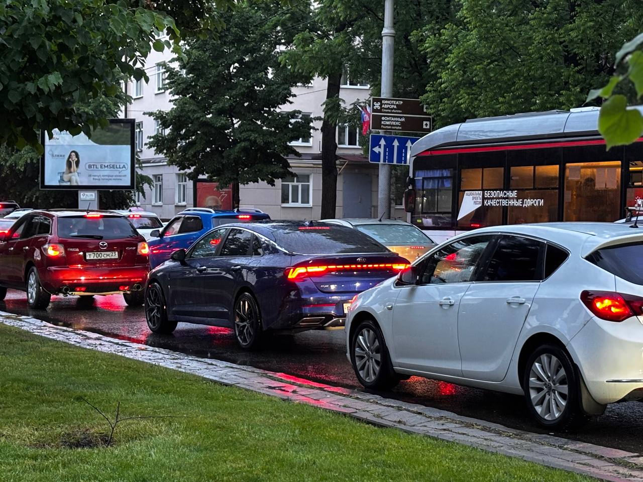 В городе идёт дождь Для ликвидации возможных подтоплений подготовлены 30 единиц техники и 15 мотопомп Сообщить о подтоплениях и подать заявку на откачку воды можно по номерам 8 861 214 33 36 или 050 о внештатных ситуациях по номеру 112 Подписаться на МЦУ