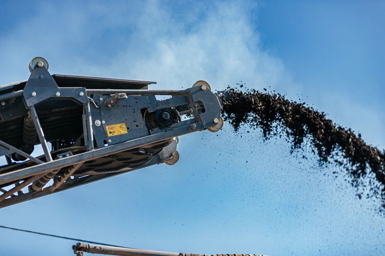 В ночь с 1 на 2 ноября подрядная организация приступит к ремонту дороги по ул Фрунзе от ул Первомайская до ул Октябрьская На этом участке специалисты выполнят фрезеровку старого асфальта Затем уложат 2 слоя нового асфальтобетонного покрытия Общая площадь ремонта порядка 2000 кв м После нанесут дорожную разметку На время ремонта движение по ул Фрунзе будет осуществляться по полосам Если погода позволит то работы планируют завершить к 5 ноября Подписаться в MAX