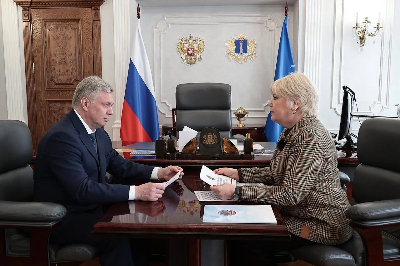 Председатель Общественной палаты Ульяновской области передала Алексею Русских Гражданское послание с предложениями по развитию региона Публичное обращение Ирина Колоткова представила Губернатору Ульяновской области в рамках рабочей встречи Оно сформировано по итогам XVII Гражданского форума Ульяновской области Защита Отечества дело каждого и включает предложения по приоритетным направлениям развития в том числе это поддержка семей с детьми участников СВО В ходе встречи Ирина Колоткова подвела итоги работы VIII созыва Палаты с начала работы по сегодняшний день Также глава региона и председатель Общественной палаты обозначили ключевые задачи на 2026 год Подписаться на Пул N73 в MAX