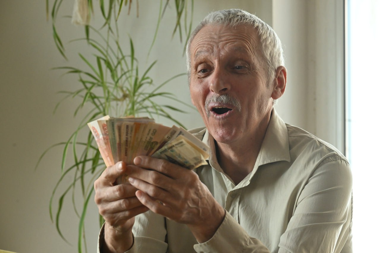 Работающим пенсионерам в России в 2026 году планируют дважды повысить пенсии Первое повышение с 1 января Пенсии проиндексируют на 7 6 Прибавка будет автоматической и коснётся более 7 миллионов работающих пенсионеров Второе повышение в августе Тогда добавят до трёх пенсионных баллов за счёт страховых взносов которые работодатели платили в 2025 году Таким образом в 2026 году работающие пенсионеры получат сразу две прибавки к выплатам или Фото Евгения Гусева