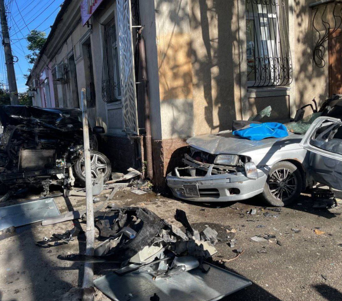 В Симферополе два авто столкнулись и влетели в дом Сегодня на перекрёстке ул Гоголя и ул Желябова произошло ДТП с участием Nissan Sunny и Mersedes Пассажира из первого авто зажало в салоне Для оказания помощи выезжали сотрудники Главного управления МЧС России по Республике Крым Симферопольского аварийно спасательного отряда ГКУ РК КРЫМ СПАС ГИБДД И СМП Спасатели при помощи гидравлических аварийно спасательных инструментов деблокировали пассажира и передали его медработникам рассказали в МЧС РК Также сотрудники МЧС приняли все необходимые меры по обеспечению пожарной безопасности на месте ДТП Подробнее