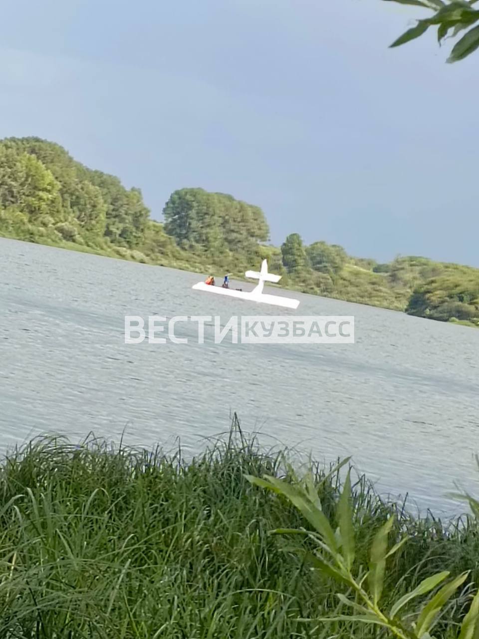 ‼ Лёгкомоторный самолёт упал в реку в районе деревни Мозжуха, сообщают очевидцы Информацию подтвердили в транспортной прокуратуре. Подробности уточняются. Вести-Кузбасс Новости