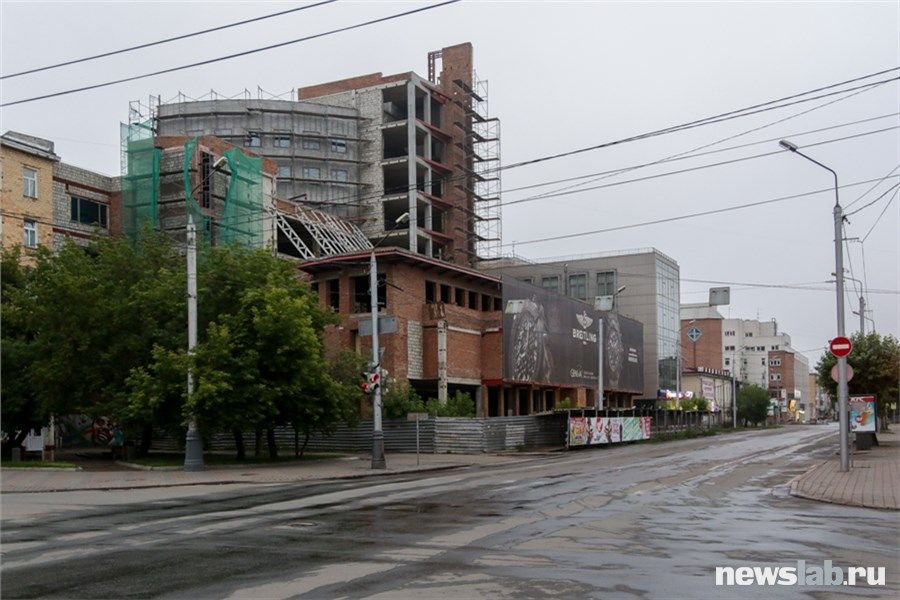 Недострой ТК Эльдорадо на Сурикова в Красноярске продают минимум за 224 млн В Красноярске выставили на продажу недостроенное здание Эльдорадо на улице Сурикова 16б Начальная цена аукциона 224 млн рублей сообщает ТГ канал мэрии ГрадВестник Сейчас здание готово на 83 Но достроить его в прежних параметрах не удастся Предстоит разработать проект реконструкции недостроя и учесть все современные нормы Заявки на участие принимаются в период с 17 декабря по 22 января Публичные торги по продаже объекта незавершенного строительства назначены на 26 января Напомним история Эльдорадо на Сурикова началась в 2003 году Тогда застройщик расселил и снес два деревянных дома и начал строительство торгово офисного здания Проект сразу вызывал много споров так как здание располагалось слишком близко к соседним домам и рядом с ним нет парковки Но мнение жителей не приняли во внимание тем более что проект Красноярскгорпроекта получил положительное заключение госэкспертизы К 2007 году работы остановились разрешение на стройку несколько раз продляли в 2015 году владелец здания решил изменить проект и превратить долгострой в гостиницу Но снова ничего не вышло В мае этого года стало известно что стоящее недостроенным около 20 лет здание перешло мэрии Newslab в ТГ МАХ ОК ВК Дзен Буст