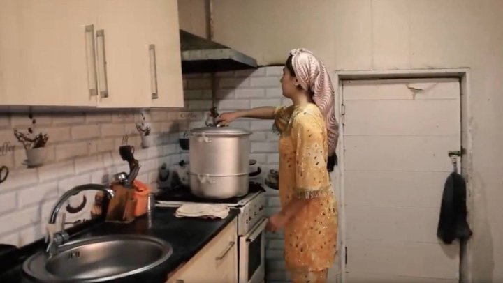 В Узбекистане невестка убила свекровь и мужа затем приготовила манты В Узбекистане произошло шокирующее преступление ставшее следствием затяжного семейного конфликта сообщает издание upl uz По данным источников конфликт между свекровью и невесткой имел продолжительный характер и сопровождался постоянными ссорами и ревностью пожилой женщины к сыну Трагедия разыгралась в тот день когда невестка занималась приготовлением мантов Во время очередной ссоры женщина не выдержала и в приступе ярости нанесла свекрови смертельный удар ножом После этого она совершила расчленение тела и закопала останки в огороде Когда сын узнавший о случившемся попытался остановить жену и противостоять ей невестка убила и его Чтобы скрыть следы преступления виновная завершила приготовление мантов и раздала их соседям Этот необычный способ сокрытия преступления вызвал широкий резонанс в обществе Вскоре преступление было раскрыто и суд приговорил невестку к 12 годам и 3 месяцам лишения свободы