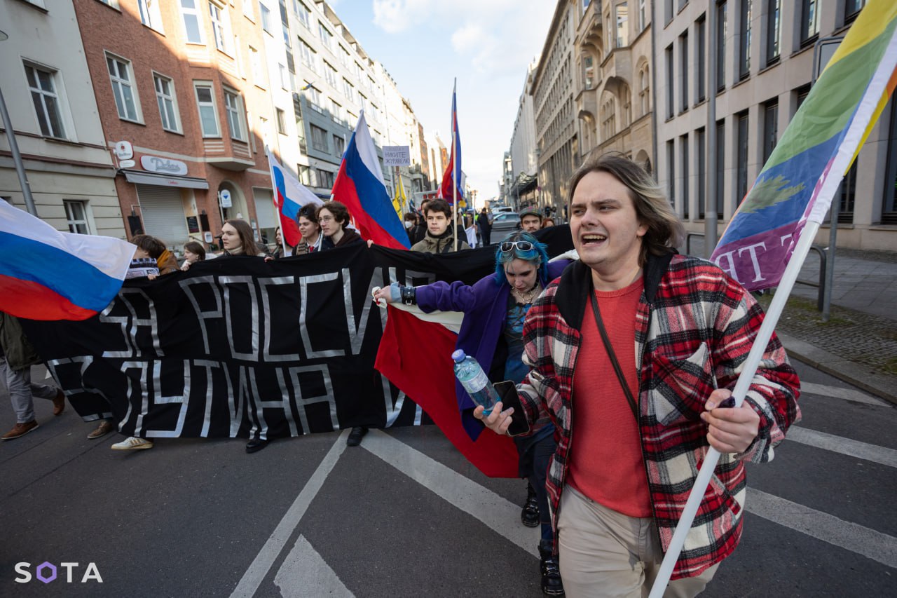 Против организаторов фрияшинга в Берлине завели уголовное дело по 4 статьям Пискарев Напомним 1 марта 2025 года в Берлине прошел митинг организаторами которого выступили Юлия Навальная Илья Яшин и Владимир Кара Мурза представлявшие соответственно две политические силы ФБК и Free Russia В акции также приняла участие колонна РДК По заявлению главы Комиссии Госдумы по борьбе с иностранным вмешательством Валентина Пискарева участники акции призывали к насильственной смене власти в нашей стране выделению ВСУ оружия демонстративно жгли российские флаги в связи с чем по доносу Комиссии против организаторов акции расследуются дела по статьям об участии в деятельности террористической организации призывах к экстремизму организации экстремистского сообщества и участии в деятельности экстремистской организации Также возбуждено дело о сожжении флага РФ Отметим что наличие российских флагов на акции вызывало недовольство ее организаторов так Яшин предлагал ограничиться флагами регионов а колонну с флагами РФ не пустили в начало шествия Смотрите фотогалерею с акции Журналист Сергей Подсытник на акции Архивное фото SOTA