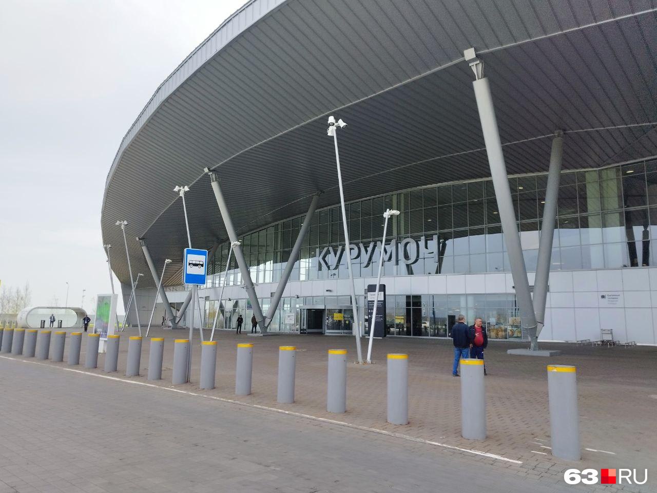 Министерство транспорта и автомобильных дорог Самарской области планирует запустить два новых автобусных маршрута до аэропорта Курумоч сообщает vninform Они будут работать по регулируемым тарифам но право льготного проезда тоже сохранят Предполагается что новые автобусы будут курсировать под номерами 222 от ж д вокзала и 333 из Тольятти