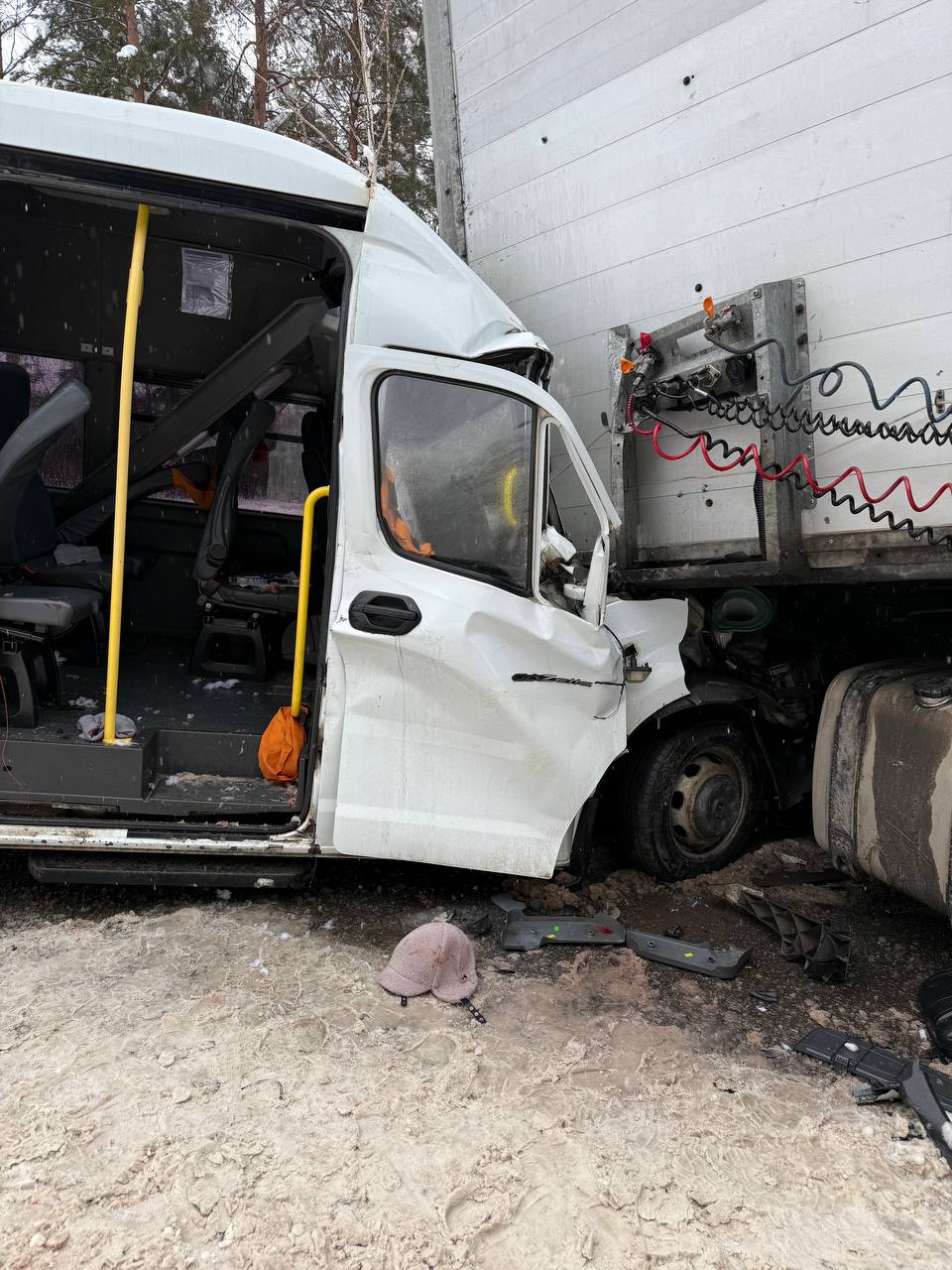 Большегруз выехал на встречку в Камешковском районе столкнулись фура и маршрутный автобус newsvladimir ru fn 1802559 html На трассе Р 132 большегруз выехал на встречку и столкнулся с автобусом Пострадали шесть человек движение затруднено Подробности в материале Прислать новость Подписаться Мы в MAX