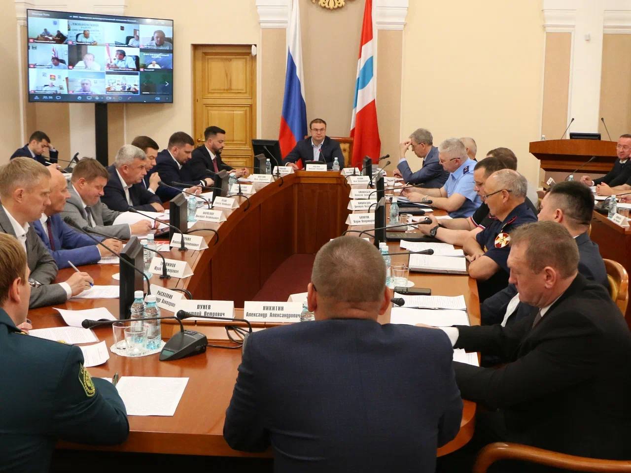 Виталий Хоценко провел заседание антинаркотической комиссии Омской области В центре внимания были вопросы межведомственного взаимодействия при проведении профилактической работы. Об объединении усилий органов власти, правоохранительный структур и общественных формирований в вопросах предупреждения наркомании, шла речь сегодня на заседании антинаркотической комиссии Омской области, которое провел Виталий Хоценко. На заседании члены комиссии заслушали информацию о работе по профилактике и противодействию наркомании на территории города Омска, Марьяновского и Оконешниковского районов. Были проанализированные данные мониторинга в рамках проведения профилактических антинаркотических мероприятий. Губернатор поручил муниципалитетам, а также правоохранительным структурам активизировать профилактическую деятельность. Даны поручения различным ведомствам по дальнейшему совершенствованию основных направлений работы с молодежью и подростками. В частности, лекции и «круглые столы» в школах, ссузах и вузах, семинары для подростков, родителей, студентов, руководителей и преподавателей учебных заведений.