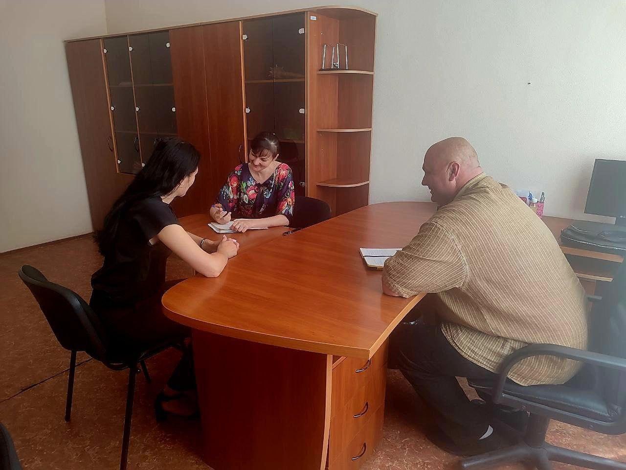 Внимание к нуждам жителей Красного: приём граждан По поручению главы Скадовского округа Александра Дудки начальник ТУ "Лазурное" Денис Бондарев провёл приём граждан в населённом пункте Красное. В ходе данного мероприятия была проведена активная работа с местными жителями, которые смогли высказать свои обращения и предложения. Денис Бондарев внимательно выслушал каждого, отметив важность взаимодействия с населением для улучшения качества жизни в округе. Проблемы, озвученные жителями, касались различных аспектов, включая благоустройство, инфраструктуру и социальные услуги. Позиция обратившихся была принята во внимание, и обозначены шаги по работе над их решением. Выражаю благодарность Денису Бондареву за его активное участие в приёме граждан и за профессиональный подход к решению вопросов, возникающих у местных жителей. Благодаря таким встречам можно более эффективно выявлять и решать актуальные проблемы, улучшая качество жизни в округе.