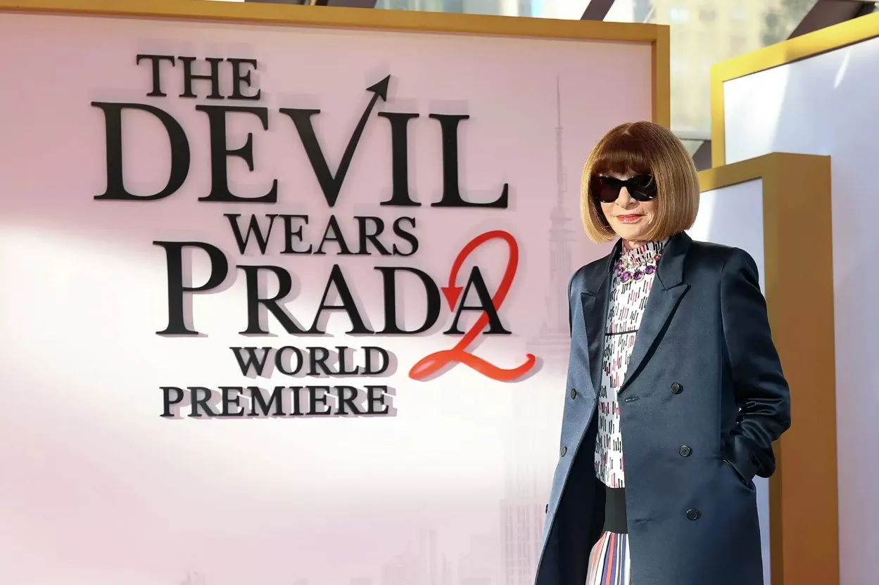Анна Винтур должна была появиться в фильме Дьявол носит Prada 2 но эпизод с ней вырезали По словам режиссёра Дэвида Френкеля кадр получился неудачным а он постеснялся попросить переснять его Фото Dia Dipasupil Getty Images Entertainment предоставлено Getty Images