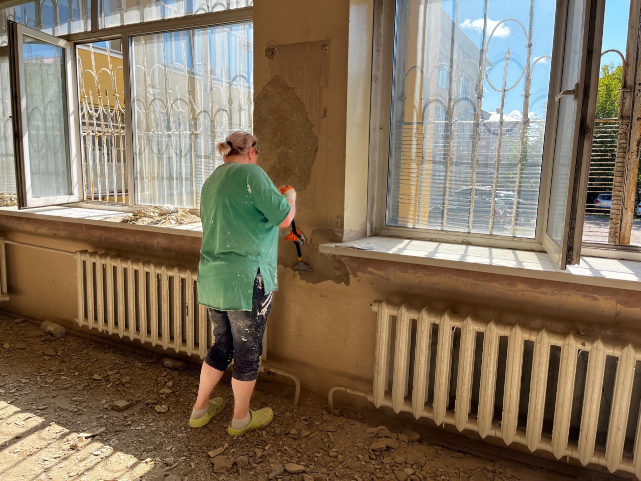 В Диагностическом центре Бийска начали ремонт спортзала   В 2024 году из краевой собственности Бийску было передано помещение спортивного зала и бассейна  «Мать и дитя» . В свою очередь город передал спортзал в оперативное управление СШОР №3 им. Александра Гуляева.    Была разработана проектно-сметная документация на ремонт, которая прошла экспертизу, сейчас специалисты подрядной организации приступили к демонтажным работам. Ремонт проводится за счет средств, которые город получил по линии наукограда. Стоимость работ – более 4-х млн. руб., отремонтировать спортзал планируется до конца ноября 2025 года.   В администрации Бийска отметили, что ремонт проведут в спортзале и на крыльце  отдельный вход в зал , а что касается капитального ремонта бассейна, сейчас ведутся проектные работы.