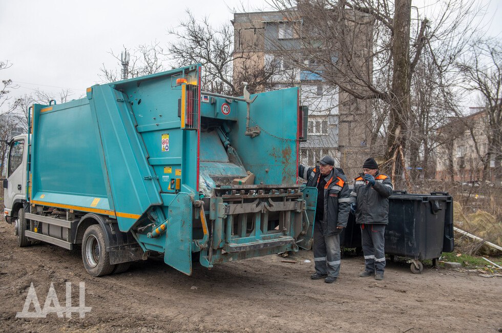 «Донснабкомплект» вывез из Донецка и Макеевки более 40 тысяч кубометров мусора  ДАН:    Написать в чат-бот  С 1 июля по 1 ноября с территории Донецка ликвидировали 395 свалок и около 35 тыс. кубометров мусора, в Макеевке ликвидировано 140 свалок и вывезено порядка 9 тыс. кубометров мусора.  Отмечается, что в этих городах предприятие выработало оптимальный график вывоза мусора. Жители могут обратиться к оператору, если какие-то участки населенных пунктов не охвачены работой по вывозу отходов.  К концу 2024 года предприятие ожидает завершение передачи техники от муниципалитетов, это станет дополнительным подспорьем в работе.  Читать полностью