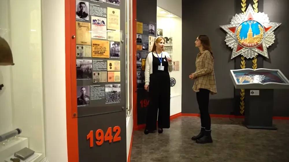 Пушкинская карта как молодежь Приамурья приобщается к культуре В Амурской области 62 культурных учреждения принимают посетителей по Пушкинской карте Президентский нацпроект Семья способствует развитию культуры Жители Приамурья в возрасте от 14 до 22 лет оформляют Пушкинскую карту и могут бесплатно или со скидками посещать кино театры и музеи по всей России сообщает правительство Амурской области В регионе 62 учреждения культуры принимают посетителей по государственной льготе среди них библиотеки театры концертные залы и музеи Амурский областной краеведческий музей традиционно принимает большое количество юных гостей По Пушкинской карте посетители могут осмотреть все его залы включая выездные тематические экскурсии и экспозиции По этой же программе доступны филиалы музея Албазинский острог Дом Котельникова и Дом мастерская художника Александра Тихомирова За этот год в краеведческом музее было приобретено более 1300 билетов по Пушкинской карте а с учетом филиалов около двух тысяч Подробности ТЕЛЕПОРТ РФ здесь все об Амурской области Мы в МАХ Написать нам