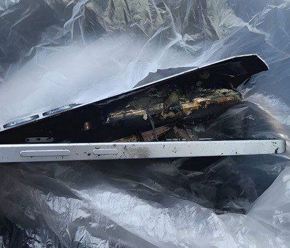 В Корее зафиксирован новый случай возгорания смартфона Samsung Galaxy S25 Специалисты сервисного центра компании пока не установили причину перегрева и последующего возгорания смартфона На официальном форуме компании один из пользователей сообщил что его Galaxy S25 внезапно загорелся при попытке зарядить устройство По словам пострадавшего он держал телефон в руках пытаясь понять причину неисправности зарядки