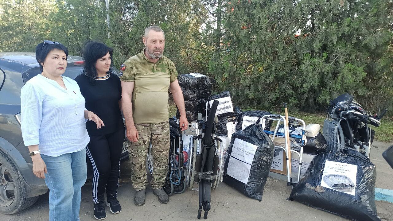 В Новотроицкий округ доставили гуманитарную помощь Сбор помощи организовала астраханская волонтерская организация «Своих не бросаем». В Новотроицкий округ привезли инвалидные коляски, памперсы и одежду для нуждающихся переселенцев из зоны соприкосновения. «Эта поддержка имеет огромное значение для жителей округа, оказавшихся в непростой жизненной ситуации. Администрация Новотроицкого округа и Новотроицкий территориальный отдел выражают искреннюю и глубокую благодарность всем, кто проявил милосердие и оказал помощь нуждающимся», — сообщила пресс-служба администрации округа. Фото: администрация Новотроицкого муниципального округа , VK и ОК и читайте новости на нашем сайте