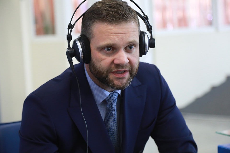 ‍  «Отмыл» более 40 миллионов рублей: на скандального красноярского бизнесмена и экс-депутата Романа Гольдмана завели еще одно уголовное дело  Полицейские завели очередное уголовное дело на Романа Гольдмана — скандального бизнесмена и экс-депутата обвинили в «отмыве» более 40 миллионов рублей. Об этом сообщили в краевом МВД.    Преступление выявили в рамках расследования дела о хищении денег пайщиков кооператива «Агро Вклад», – добавила пресс-служба ведомства.  Сотрудники правоохранительных органов выяснили, что предприниматель через расчетные счета подконтрольной ему организации «Первая заготовительная компания», входящей в «Гольдман Групп», вывел со счетов «Агро Вклада» под видом займов «крупную сумму».  Таким образом, с августа 2020 года по февраль 2023 года Гольдман получил на свои счета около 41 миллиона рублей. Все эти деньги экс-депутат потратил на личные нужды: парковочное место, автомобиль Toyota Hilux и инвестиционный счет.