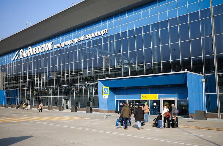 Больше 180 соотечественников вернулись из за границы Приморье в 2025 году Приморский край продолжает принимать соотечественников возвращающихся в Россию по государственной программе добровольного переселения С начала года в регион переехали 184 участника программы а всего за время её реализации более 21 тысячи человек Чаще всего переселенцы выбирают Владивосток Артём Уссурийск Находку и Спасск Дальний Программа добровольного переселения соотечественников это возможность развивать Приморский край в самых разных отраслях экономики Выбрав наш регион в качестве территории вселения участники программы и члены их семей могут обратиться в кадровые центры Работа России для получения целого спектра адаптационных мер а также социальной и финансовой поддержки подчеркнул министр профессионального образования и занятости населения края Сергей Дубовицкий Государство компенсирует расходы на переезд выплачивает пособия на обустройство и предоставляет упрощённую процедуру получения гражданства В Приморье переселяются соотечественники из Европы США Новой Зеландии Латинской Америки и стран ближнего зарубежья Программа помогает им начать новую жизнь и укрепляет трудовой потенциал региона