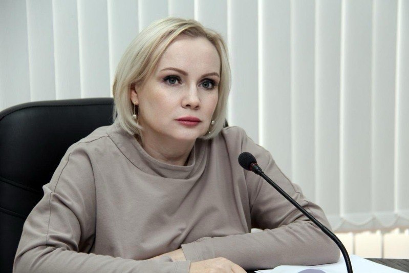 Министром здравоохранения Тамбовской области станет Марина Македонская На должность министра здравоохранения Тамбовской области Минздрав России согласовал главного врача больницы имени Архиепископа Луки Марину Македонскую. Об этом сообщил врио главы региона Евгений Первышов. Марина Македонская окончила Саратовский медицинский университет и Поволжскую академию государственной службы имени, кандидат медицинских наук, доцент. Имеет большой опыт работы в качестве организатора здравоохранения в регионе. К исполнению должностных обязанностей Марина Македонская приступит после того, пройдет все необходимые процедуры в областной Думе и сложит с себя обязанности депутата. - У вас хороший послужной список и большой опыт работы в системе здравоохранения. Сферу знаете досконально. Это позволит вам эффективно руководить министерством и решать задачи по повышению качества и доступности медицинской помощи жителям области. Такие люди и должны возглавлять министерство. Желаем вам удачи! - сказал Евгений Первышов. Тамбовская областная Дума