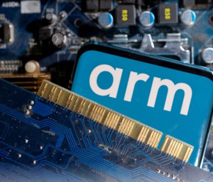 ARM собирается лишить Qualcomm лицензии на разработку процессоров на базе своей архитектуры — Bloomberg  Противостояние между компаниями ARM и Qualcomm вышло на новый уровень. Информационное агентство Bloomberg сообщает, что ARM уведомила Qualcomm об отзыве лицензии на разработку процессоров на основе своей архитектуры через 60 дней. Конфликт между корпорациями начался еще в 2022 году, когда ARM подала на Qualcomm в суд, обвинив в нарушении условий контрактных обязательств.  Читать далее