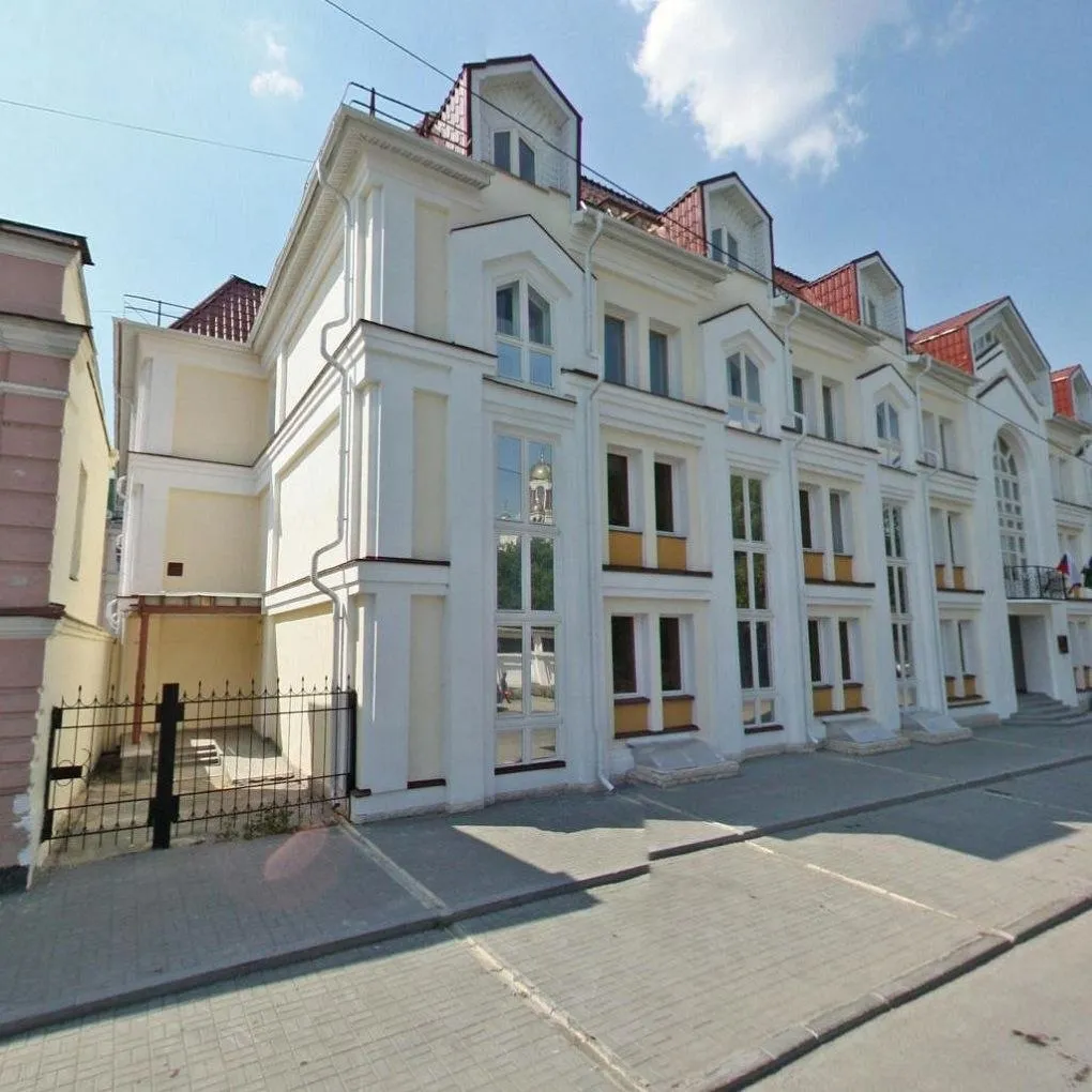 Снос здания в Литературном квартале где работали судебные приставы одобрили госэксперты Демонтаж четырехэтакжи на Пролетарской 7 не навредит пяти расположенным рядом домам памятникам написано в результатах историко культурной экспертизы При соблюдении технологии производства работ и установленных требований к градостроительным регламентам негативное воздействие на объекты культурного наследия будет исключено сказано в заключении архитектора из Омска Натальи Удиной Раньше в этом здании работали сотрудники ФССП В марте в пресс службе ведомства сообщили о переезде на Бажова 79 Фото Яндекс Карты на связи в TG MAX VK