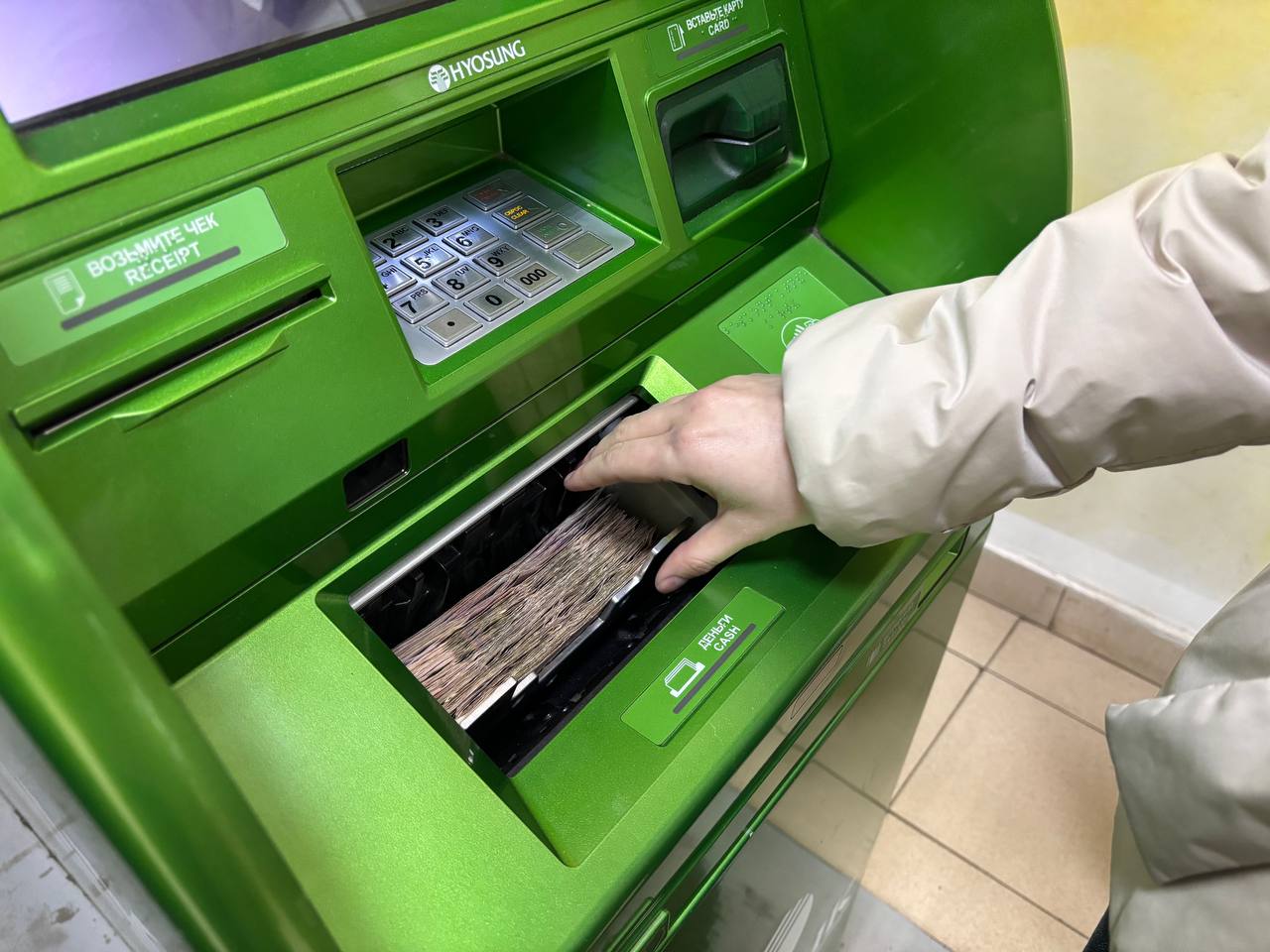 "Заменили" электросчетчик за 300 000 рублей пожилая пара из ЕАО  67-летнему пенсионеру с Облученского района ЕАО позвонил неизвестный, представившийся как сотрудник компании «Облэнерго». Он сказал, что нужно заменить электрический счетчик и пообещал соединить с мастером для назначения времени. Злоумышленник выслал смс с кодом доступа, и пенсионер, ничего не подозревая, озвучил шестизначный код.  После этого на связь вышла Юлия, которая тоже представилась сотрудницей компании. Она сообщила, что предыдущий собеседник был мошенником и предложила позвонить её коллеге. Перезвонив, пенсионер услышал, что на него оформлена доверенность на человека, находящегося в розыске. Ему предложили связаться с «сотрудником ФСБ» через мессенджер.  Затем последовал видеозвонок, в ходе которого мужчина расспрашивал о деньгах. Пенсионер упомянул, что у его супруги 300 000 рублей. Запугав его, мошенник рекомендовал снять всю сумму с банковского счёта и перевести на другой счет. Когда у пенсионера разрядился телефон, злоумышленник позвонил его жене и настоял, чтобы они пошли в банк.  Сотрудники банка заподозрили неладное, но под давлением мошенника пенсионеры соврали о цели снятия денег. В итоге, после перевода средств, они поняли, что стали жертвами мошенников и обратились в полицию. Возбуждено уголовное дело.    Все НОВОСТИ ЕАО в одном месте  жми    Прислать новость