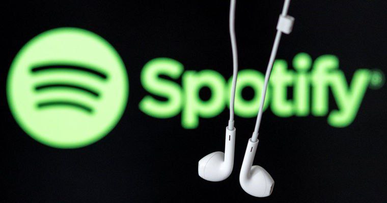 Spotify публикует ИИ-песни от имени умерших исполнителей  Spotify оказался в центре скандала из-за публикации песен, созданных искусственным интеллектом, на официальных страницах умерших артистов. Эти треки появляются без разрешения их наследников или лейблов.