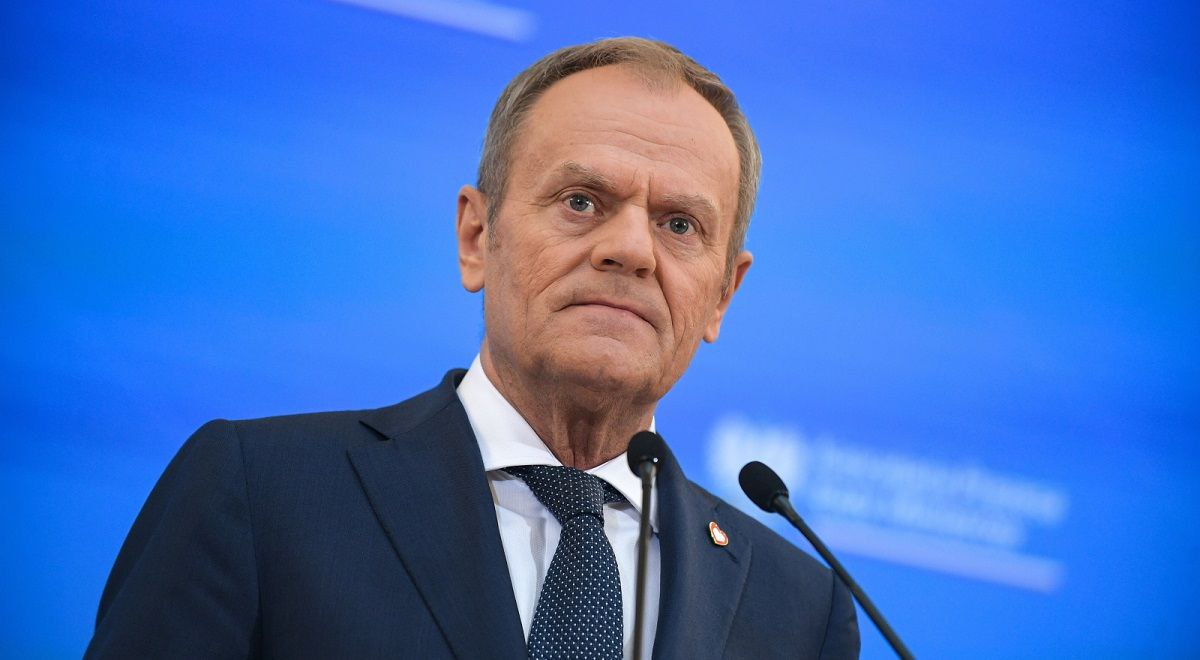 Над правительственными зданиями в Польше сбили дрон Премьер министр страны Дональд Туск сообщил что над зданиями Правительства в Варшаве сбили беспилотник По его словам полиция задержала двух граждан Беларуси Как именно они связаны с инцидентом он не уточнил Фото Marcin Obara PAP Подписаться Связаться Поддержать Patreon Boosty