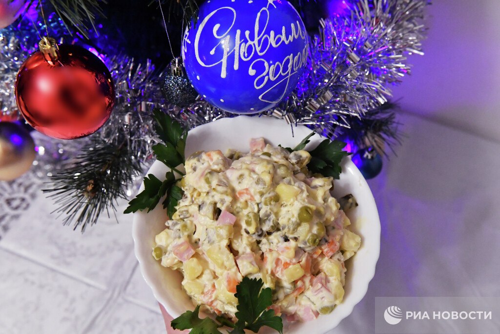 Главный диетолог Москвы рассказала сколько можно хранить оливье По ее словам срок двое суток а заправленный салат не более трех часов Подписаться на РИА Новости